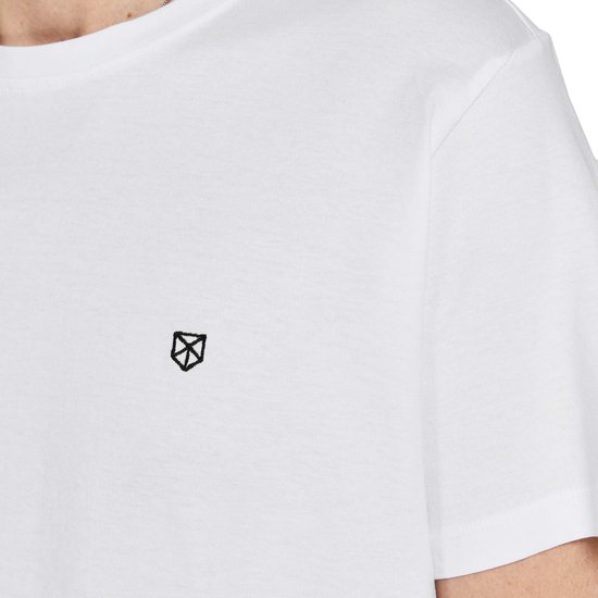 Wit t-shirt met kleine zwarte logoprint op de borst, close-up.