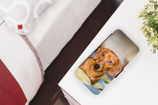 Etui pour iPhone XR Bookcase - Teckel allongé sur un lit - Avec compartiments - Etui portefeuille avec fermeture magnétique