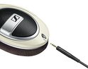 Crème oorschelp van Sennheiser koptelefoon met Sennheiser logo en een kabel met 3.5mm aansluiting.