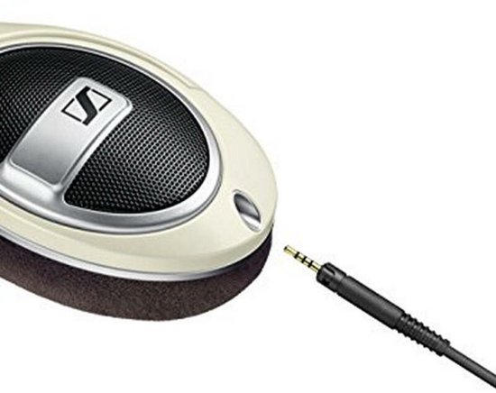 Crème oorschelp van Sennheiser koptelefoon met Sennheiser logo en een kabel met 3.5mm aansluiting.