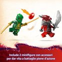 Groene LEGO Ninjago ninja met gouden zwaarden tegen een rode krijger met zwaard.