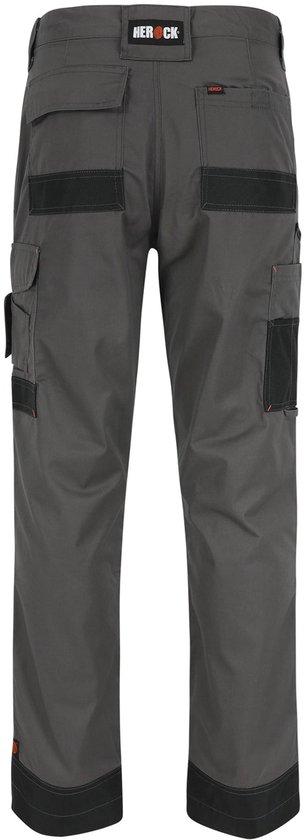 Grijze werkbroek met zwarte accenten op de zakken, knieën en onderaan de pijpen. Logo 'HEROCK' bovenaan.