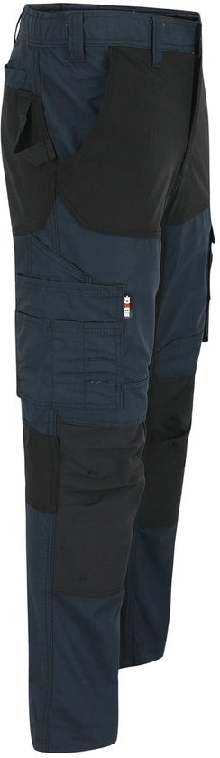 Werkbroek in marineblauw en zwart met cargo zakken.