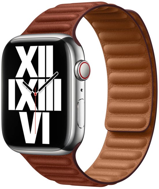 Apple Watch argentée avec bracelet magnétique en cuir marron, chiffres romains sur le cadran.