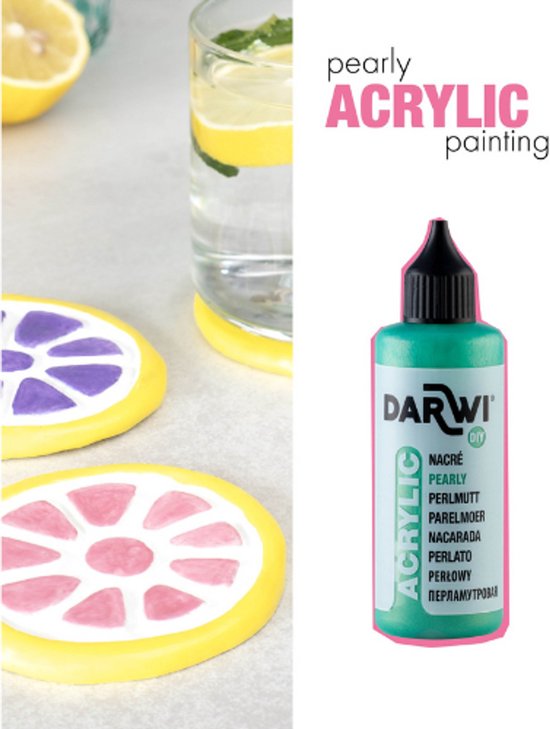 Flesje groen parelmoer acrylverf naast een glas met water en citroen en fruitige onderzetters.