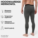 Donkergrijze merinowollen legging met zwarte tailleband. Het model is 188 cm en draagt maat M.