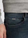 Donkerblauwe jeans met een metalen Petrol Industries logo op de coin pocket.