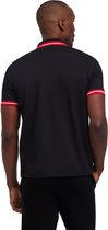 Man in zwart poloshirt met rood-witte kraag- en mouwboorden, van achteren gezien.