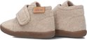 Beige vilten slofjes met bruine zolen, klittenbandsluiting en een bruin label met 'SHOESME'.