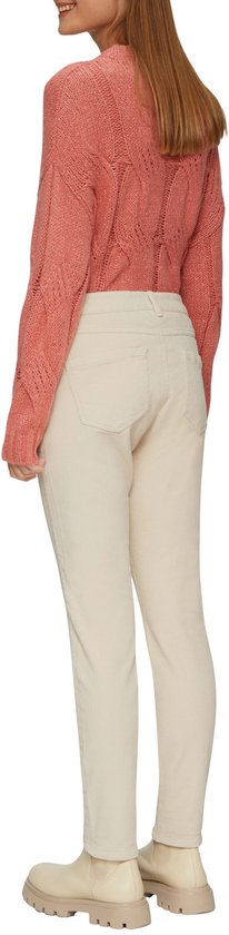 Model van achteren gezien in een crèmekleurige corduroy broek, aansluitende pasvorm, met een roze kabeltrui.