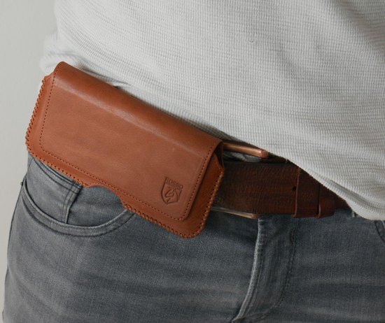 Étui de ceinture en cuir marron porté à la ceinture.