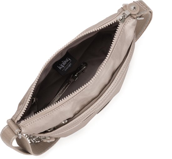 Binnenkant van een lichtgrijze Kipling tas met Kipling 'Live Light' label.