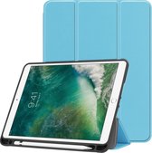 Hoes Geschikt voor iPad Air 1 Hoes Book Case Hoesje Trifold Cover - Hoesje Geschikt voor iPad 6 Hoesje Bookcase - Lichtblauw