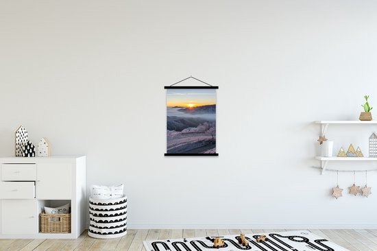 Porte-affiche avec affiche - Affiche scolaire - Hiver - Montagnes - Soleil - Soirée - 90x120 cm - Lattes noires