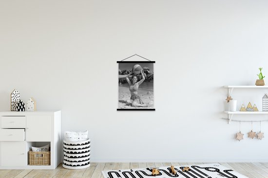 Photo de vacances Vintage d'une femme avec un ballon de plage en papier poster  noir et