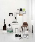 Moderne woonkamer met Lego-achtige opbergdozen in wit, grijs, zwart en groen.