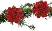 Kerstboom bloemen op clip - 2x stuks - velvet rood - kunststof - 16 cm