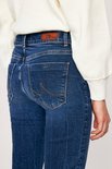 Close-up van de achterkant van een donkerblauwe jeans met LTB-label.