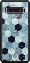 Casimoda® hoesje - Geschikt voor Samsung Galaxy S10 - Blue Cubes - Luxe Hard Case Zwart - Backcover telefoonhoesje - Blauw