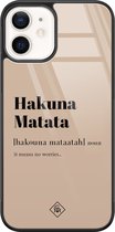 Casimoda® hoesje - Geschikt voor iPhone 12 - Hakuna Matata - Luxe Hard Case Zwart - Backcover telefoonhoesje - Bruin/beige