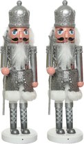 2x stuks kerstbeeldje kunststof notenkraker poppetjes/soldaten zilver 28 cm kerstbeeldjes - Kerstversiering/woondecoratie
