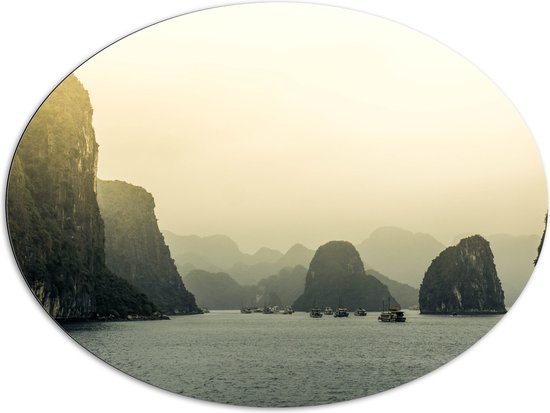 WallClassics - Dibond Ovaal - Ha Long Bay - Vietnam - 108x81 cm Foto op Ovaal (Met Ophangsysteem)