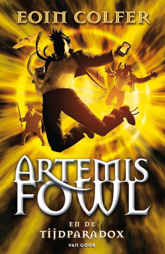 Boekomslag van Artemis Fowl: De Tijdparadox, met Artemis Fowl die springt met een aap op zijn rug. Op de achtergrond een gele explosie.