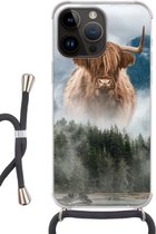 Geschikt voorApple Iphone 14 Pro - Crossbody Case - Schotse hooglander - Koeien - Mist - Siliconen - Crossbody - Backcover met Koord - Telefoonhoesje met koord - Hoesje met touw