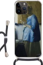 Geschikt voorApple Iphone 14 Pro Max - Crossbody Case - Brieflezende vrouw in het blauw - Schilderij van Johannes Vermeer - Siliconen - Crossbody - Backcover met Koord - Telefoonhoesje met koord - Hoesje met touw