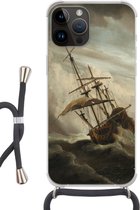 Geschikt voorApple Iphone 14 Pro Max - Crossbody Case - Een schip in volle zee bij vliegende storm - Schilderij van Willem van de Velde - Siliconen - Crossbody - Backcover met Koord - Telefoonhoesje met koord - Hoesje met touw