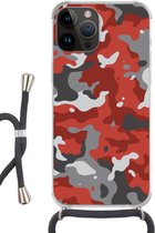 Geschikt voorApple Iphone 14 Pro Max - Crossbody Case - Rood met grijs camouflage patroon - Siliconen - Crossbody - Backcover met Koord - Telefoonhoesje met koord - Hoesje met touw