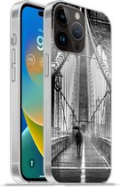 Geschikt voorApple Iphone 14 Pro - Softcase hoesje - Brooklyn brug tijdens de regen in zwart-wit - Siliconen Telefoonhoesje