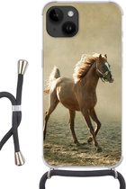 Geschikt voorApple Iphone 14 - Crossbody Case - Paard - Zand - Mist - Siliconen - Crossbody - Backcover met Koord - Telefoonhoesje met koord - Hoesje met touw
