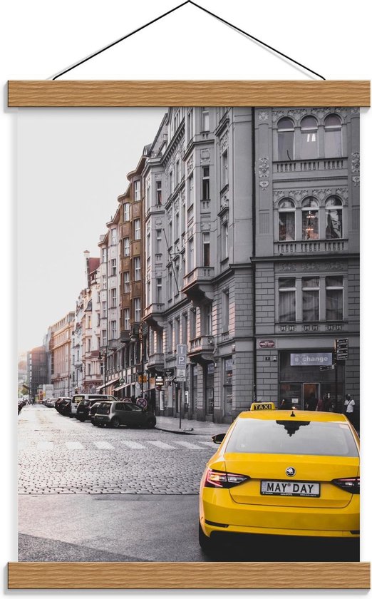 Schoolplaat – Gele Taxi in Lege Stad - 30x40cm Foto op Textielposter (Wanddecoratie op Schoolplaat)