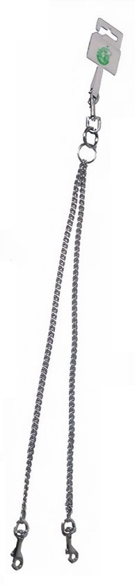 Zilverkleurige ketting met twee karabijnsluitingen en een ring, aan verpakking.