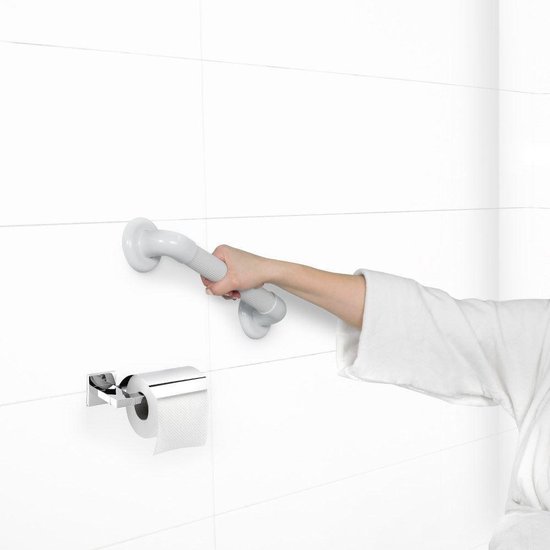 Witte badkamer handgreep met geribbelde grip, bevestigd aan een betegelde muur. Een hand houdt de greep vast.
