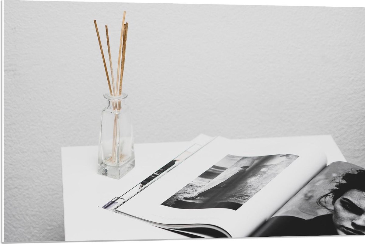 KuijsFotoprint - Schilderij - Magazine Een Witte Tafel Met Geurstokjes - Zwart, Wit, Grijs