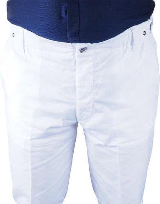 Sluiting van witte werkbroek met drukknoopjes en knoop, donkerblauw bovenstuk.