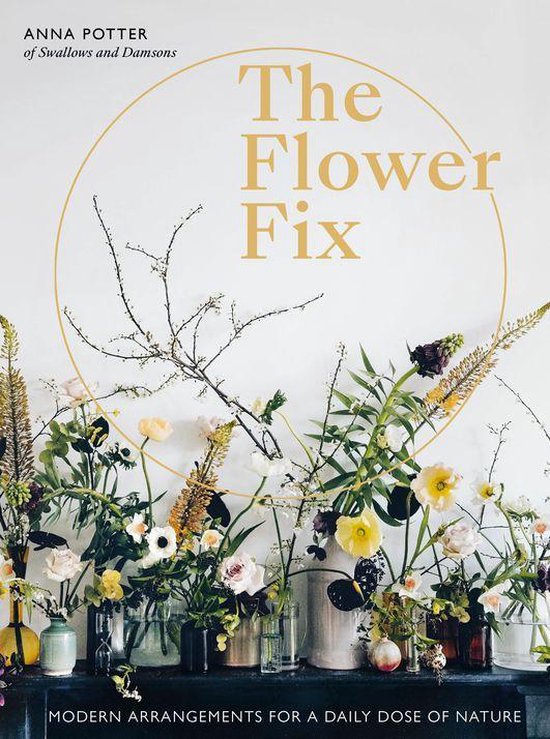 Boek "The Flower Fix" van Anna Potter, met natuurlijke bloemstukken in vazen.