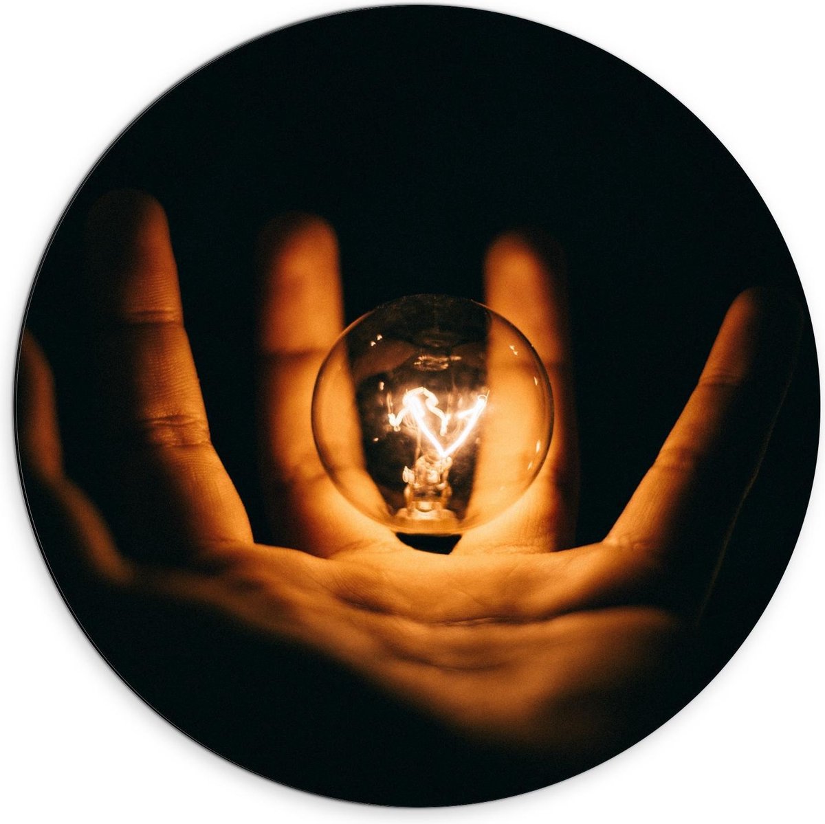 Dibond Wandcirkel - Lichtgevende Gloeilamp in Handen met Zwarte Achtergrond - 70x70cm Foto