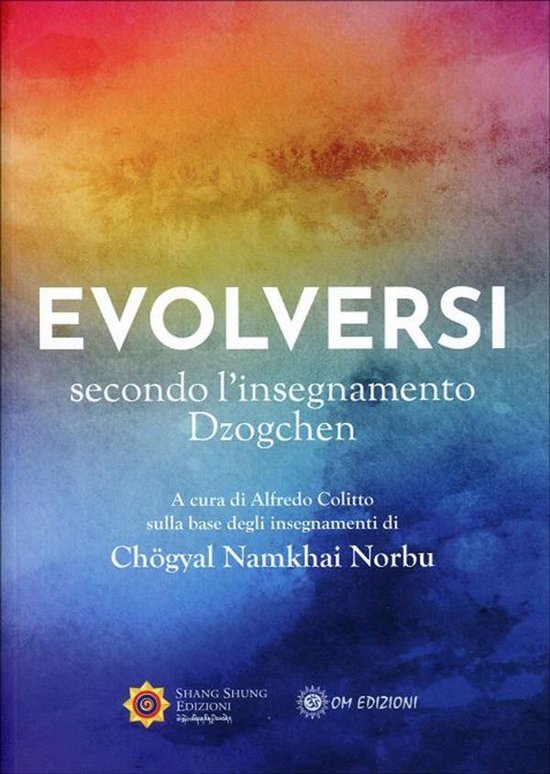 Boek "Evolversi secondo l'insegnamento Dzogchen" met kleurrijke regenboogachtergrond.