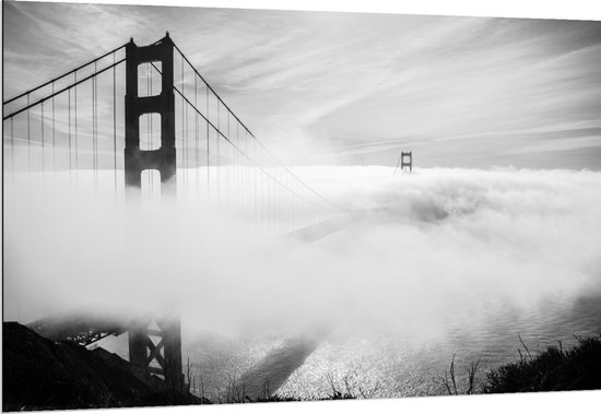 Dibond - Golden Gate Bridge met Mist (zwart/wit) - 150x100cm Foto op Aluminium (Met Ophangsysteem)