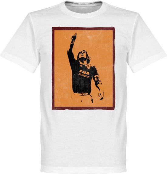 Wit T-shirt met een distressed zwart silhouet van Totti met zijn arm omhoog, op een oranje achtergrond met bruine rand.