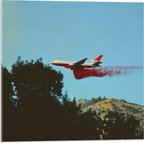 Acrylglas - Rode Poeder uit Vliegtuig - 50x50cm Foto op Acrylglas (Met Ophangsysteem)