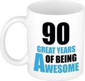 90 great years of being awesome cadeau mok / beker wit en blauw