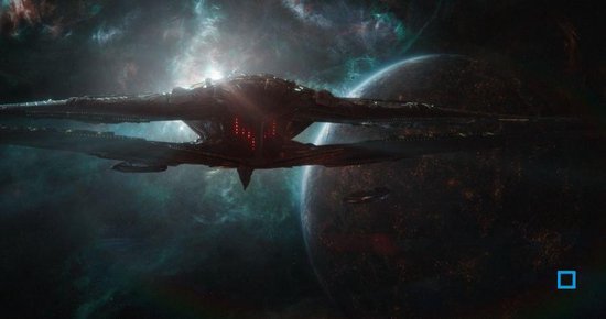 Een groot, donker ruimteschip vliegt voor een planeet, met gloeiende rode lichten.