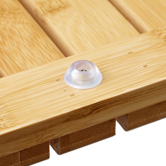 Detail van houten badmat met antislip dopje aan de onderkant.