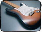 Laptophoes 14 inch - Een elektrische gitaar gemaakt van hout - Laptop sleeve - Binnenmaat 34x23,5 cm - Zwarte achterkant