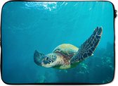 Laptophoes 13 inch - Een groene zeeschildpad onderwater - Laptop sleeve - Binnenmaat 32x22,5 cm - Zwarte achterkant
