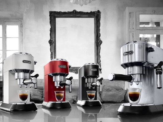 Vier De'Longhi Dedica Style pistonmachines in wit, rood, zwart en zilver, elk met een espresso.